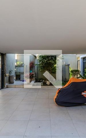 Casa à venda com 374m², 4 quartos e 3 vagas Casa à venda com 374m², 4 quartos e 3 vagasGaragem