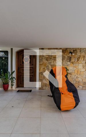 Casa à venda com 374m², 4 quartos e 3 vagas Casa à venda com 374m², 4 quartos e 3 vagasGaragem