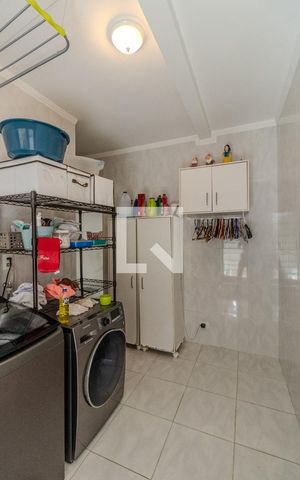 Casa à venda com 374m², 4 quartos e 3 vagas Casa à venda com 374m², 4 quartos e 3 vagasÁrea de Serviço