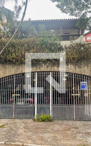 Casa à venda com 400m², 4 quartos e 4 vagas Casa à venda com 400m², 4 quartos e 4 vagasFachada