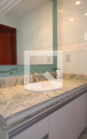 Casa à venda com 261m², 4 quartos e 2 vagasBanheiro da Suíte