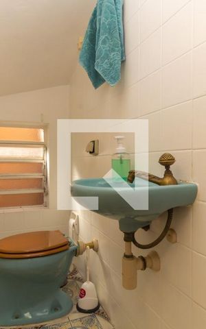 Casa à venda com 200m², 4 quartos e 2 vagas Casa à venda com 200m², 4 quartos e 2 vagasLavabo