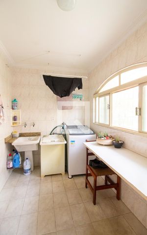 Casa à venda com 300m², 3 quartos e 4 vagas Casa à venda com 300m², 3 quartos e 4 vagasÁrea de Serviço