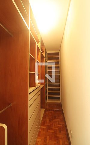 Casa à venda com 393m², 4 quartos e 2 vagasSuíte - Closet do Quarto 1