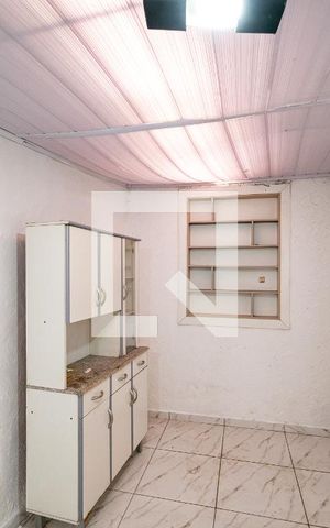 Casa para alugar com 35m², 1 quarto e sem vaga Casa para alugar com 35m², 1 quarto e sem vagaSala