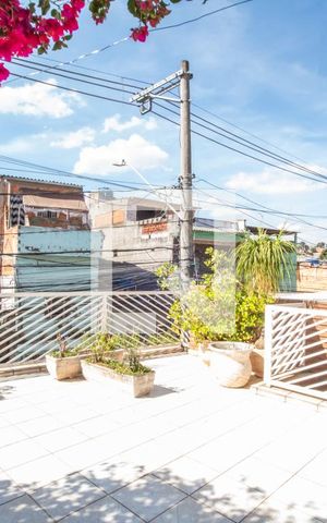 Casa à venda com 200m², 3 quartos e 2 vagas Casa à venda com 200m², 3 quartos e 2 vagasVaranda
