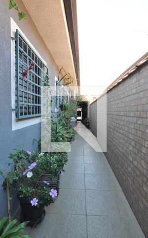 Casa à venda com 200m², 3 quartos e 2 vagasCorredor