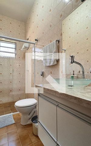 Casa à venda com 224m², 3 quartos e 2 vagas Casa à venda com 224m², 3 quartos e 2 vagasBanheiro
