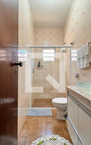 Casa à venda com 224m², 3 quartos e 2 vagas Casa à venda com 224m², 3 quartos e 2 vagasBanheiro