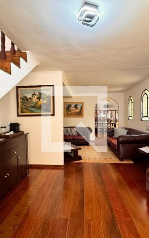 Casa à venda com 224m², 3 quartos e 2 vagas Casa à venda com 224m², 3 quartos e 2 vagasSala