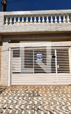 Casa à venda com 224m², 3 quartos e 2 vagas Casa à venda com 224m², 3 quartos e 2 vagasFachada