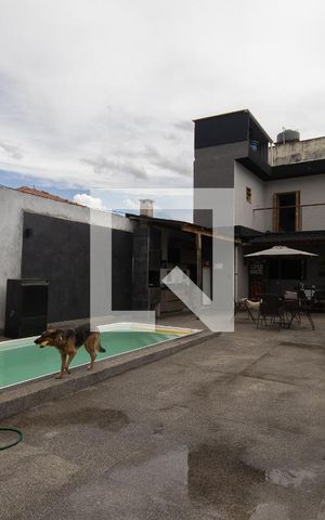 Casa à venda com 178m², 3 quartos e 5 vagas Casa à venda com 178m², 3 quartos e 5 vagasÁrea comum - Piscina