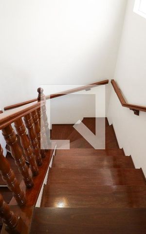 Casa à venda com 350m², 3 quartos e 3 vagasEscada
