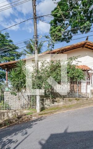 Casa à venda com 240m², 3 quartos e 13 vagas Casa à venda com 240m², 3 quartos e 13 vagasFachada