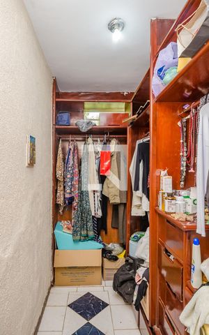 Casa à venda com 240m², 3 quartos e 13 vagas Casa à venda com 240m², 3 quartos e 13 vagasCloset Quarto