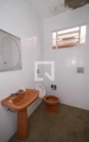 Casa para alugar com 110m², 2 quartos e 1 vaga Casa para alugar com 110m², 2 quartos e 1 vagaBanheiro Corredor