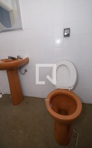Casa para alugar com 110m², 2 quartos e 1 vaga Casa para alugar com 110m², 2 quartos e 1 vagaBanheiro Corredor