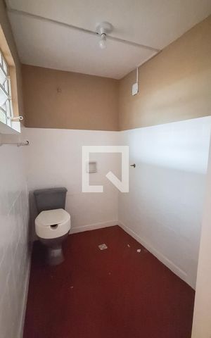 Casa para alugar com 110m², 2 quartos e 1 vaga Casa para alugar com 110m², 2 quartos e 1 vagaBanheiro Quintal
