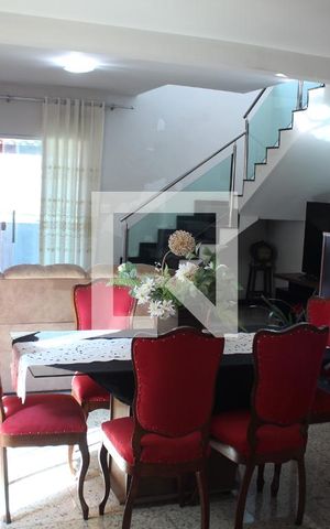 Casa à venda com 330m², 4 quartos e 6 vagasSala