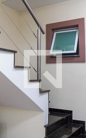 Casa à venda com 350m², 4 quartos e 5 vagas Casa à venda com 350m², 4 quartos e 5 vagasEscada