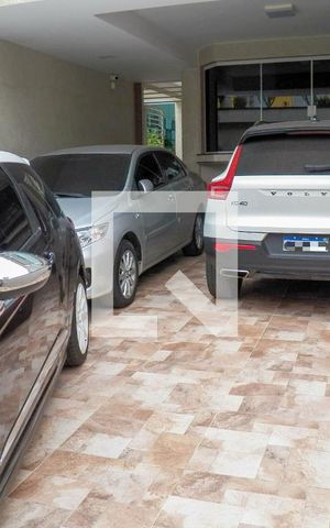 Casa à venda com 350m², 4 quartos e 5 vagas Casa à venda com 350m², 4 quartos e 5 vagasGaragem
