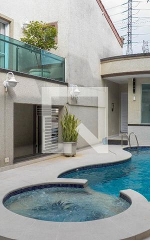 Casa à venda com 350m², 4 quartos e 5 vagas Casa à venda com 350m², 4 quartos e 5 vagasPiscina