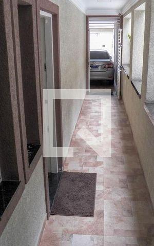 Casa à venda com 350m², 4 quartos e 5 vagas Casa à venda com 350m², 4 quartos e 5 vagasCorredor para garagem