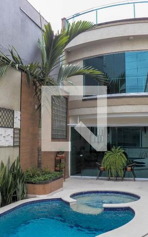 Casa à venda com 350m², 4 quartos e 5 vagas Casa à venda com 350m², 4 quartos e 5 vagasPiscina