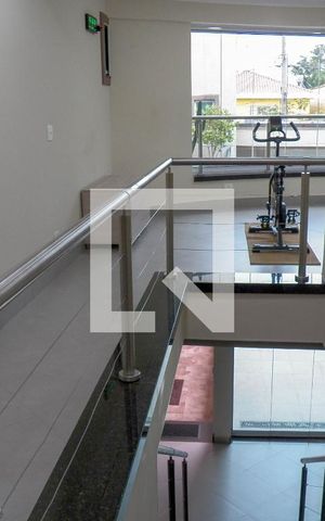 Casa à venda com 350m², 4 quartos e 5 vagas Casa à venda com 350m², 4 quartos e 5 vagasEscada