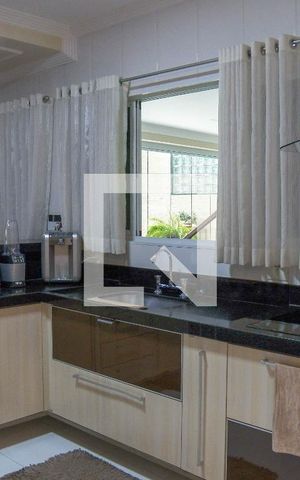 Casa à venda com 350m², 4 quartos e 5 vagas Casa à venda com 350m², 4 quartos e 5 vagasCozinha