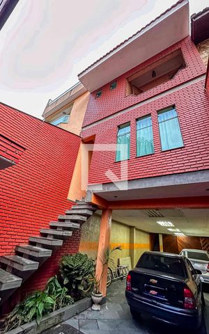 Casa à venda com 278m², 4 quartos e 3 vagas Casa à venda com 278m², 4 quartos e 3 vagasFachada