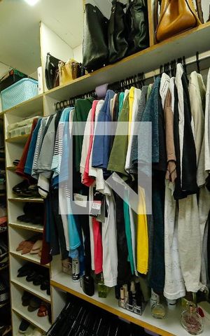 Casa à venda com 200m², 2 quartos e 2 vagas Casa à venda com 200m², 2 quartos e 2 vagasCloset Quarto 1