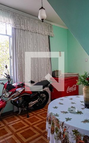 Casa à venda com 214m², 5 quartos e 2 vagas Casa à venda com 214m², 5 quartos e 2 vagasSala