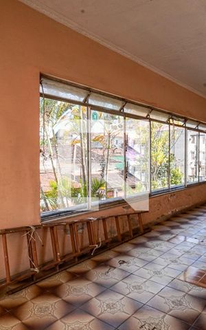 Casa à venda com 214m², 5 quartos e 2 vagas Casa à venda com 214m², 5 quartos e 2 vagasSegundo andar