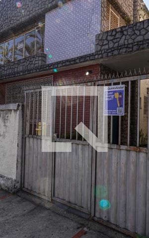 Casa à venda com 214m², 5 quartos e 2 vagas Casa à venda com 214m², 5 quartos e 2 vagasEntrada