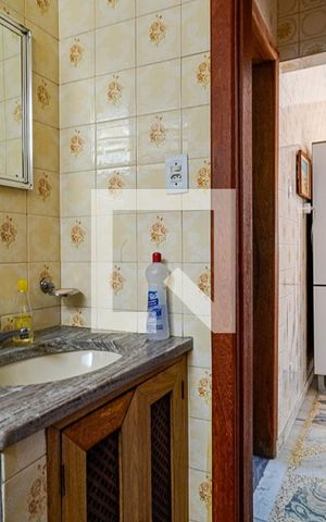 Casa à venda com 214m², 5 quartos e 2 vagas Casa à venda com 214m², 5 quartos e 2 vagasBanheiro Social