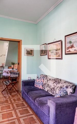 Casa à venda com 214m², 5 quartos e 2 vagas Casa à venda com 214m², 5 quartos e 2 vagasSala