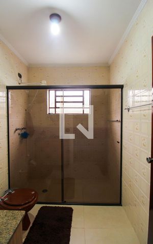 Casa à venda com 212m², 4 quartos e 4 vagas Casa à venda com 212m², 4 quartos e 4 vagasBanheiro da Suíte 1