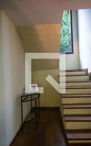 Casa à venda com 610m², 4 quartos e 3 vagasEscadas