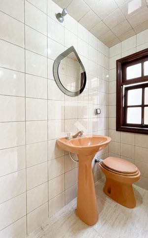 Casa à venda com 250m², 3 quartos e 3 vagas Casa à venda com 250m², 3 quartos e 3 vagasBanheiro de Serviço
