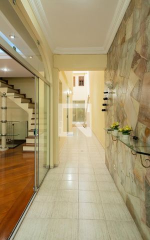 Casa à venda com 250m², 3 quartos e 3 vagas Casa à venda com 250m², 3 quartos e 3 vagasQuintal Lateral
