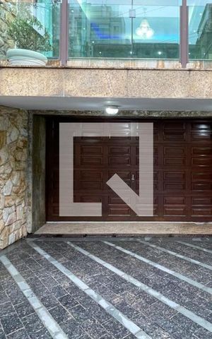 Casa à venda com 250m², 3 quartos e 3 vagas Casa à venda com 250m², 3 quartos e 3 vagasGaragem