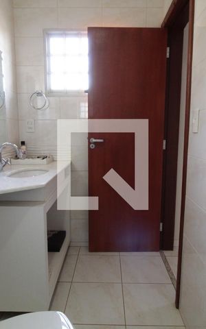 Casa para alugar com 402m², 3 quartos e 4 vagasBanheiro da Suíte 1