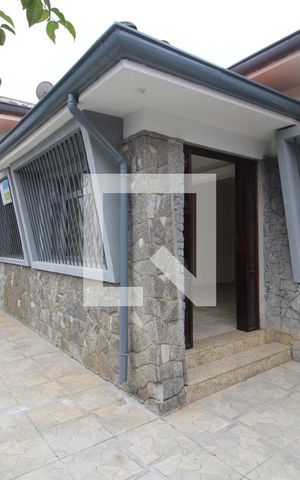 Casa para alugar com 300m², 2 quartos e 2 vagasFachada