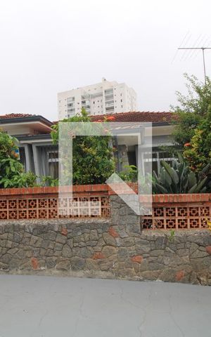 Casa para alugar com 300m², 2 quartos e 2 vagasFachada