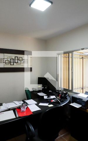 Casa à venda com 215m², 3 quartos e 2 vagasEscritório