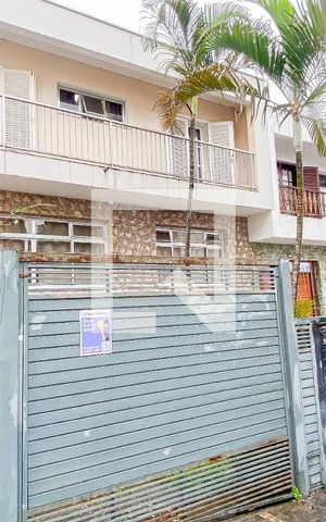 Casa à venda com 174m², 4 quartos e 2 vagas Casa à venda com 174m², 4 quartos e 2 vagasFachada