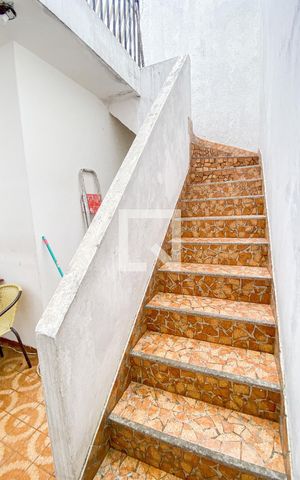 Casa à venda com 174m², 4 quartos e 2 vagas Casa à venda com 174m², 4 quartos e 2 vagasEscada