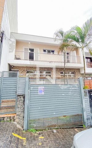 Casa à venda com 174m², 4 quartos e 2 vagas Casa à venda com 174m², 4 quartos e 2 vagasFachada