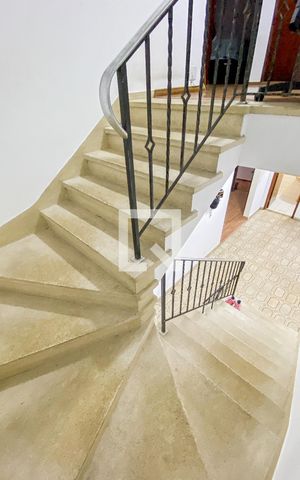 Casa à venda com 174m², 4 quartos e 2 vagas Casa à venda com 174m², 4 quartos e 2 vagasEscada